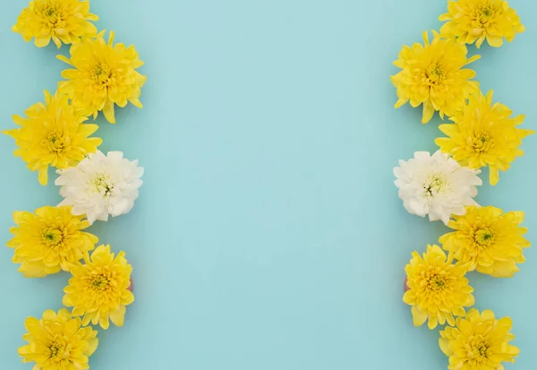 Fleurs Jaunes Blanches Sur Fond Bleu Fête Des Mères Concept — Photo