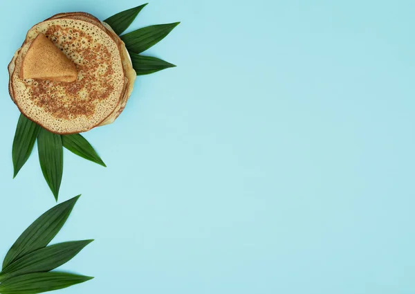 Pancake Buatan Sendiri Dengan Latar Belakang Biru Dengan Daun Hijau — Stok Foto