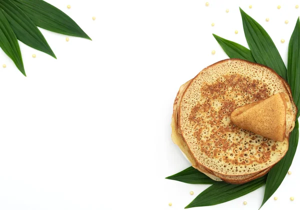 自制的薄饼 白色背景 绿叶和珠子 Maslenitsa 春节的概念 俄罗斯传统食品 松饼周 美味的早餐 具有复制空间的平面布局风格 — 图库照片