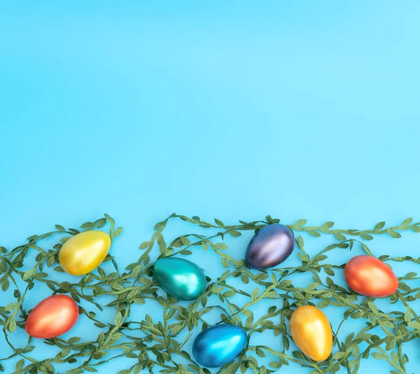 Прикрашені Великодні Яйця Лежать Зеленому Листі Синьому Фоні Святом Великодня — стокове фото