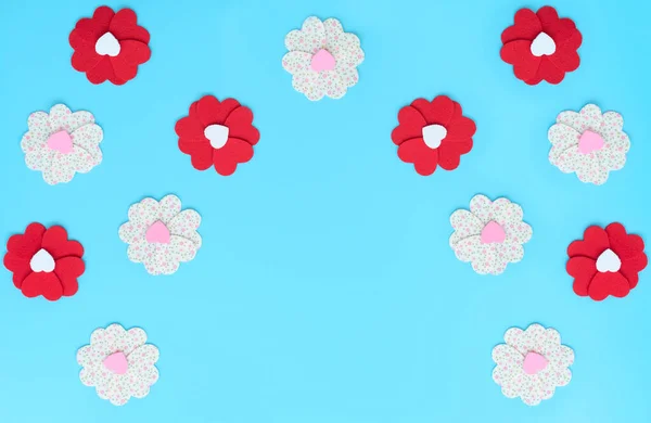 Mavi Arka Planda Keçeli Kalplerden Yapılmış Çiçekler Anneler Günü Sevgililer — Stok fotoğraf