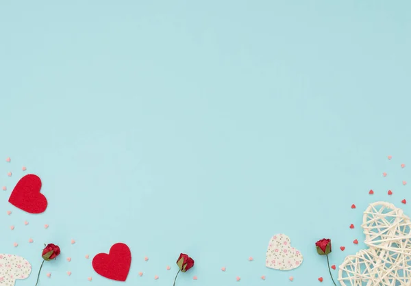 Valentinstag Blauer Hintergrund Mit Rattan Und Filzherzen Roten Rosen Und Kleinen Roten Und Rosa Herzen Gruss Einladungskarte Hochzeit Liebe Gluckskonzept Flache Lage Draufsicht Mit Kopierraum Jubilaum Tapete Stock Photo 341714164