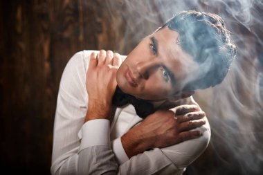 genç bir adam portresi yakın çekim.