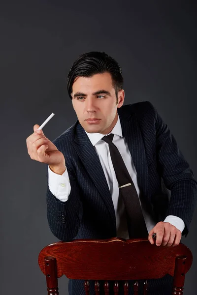 Man med en cigarett i handen. — Stockfoto