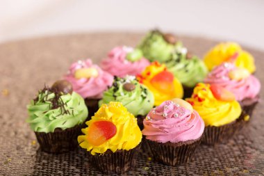 Cupcakes. Sarı, yeşil ve pembe kek.