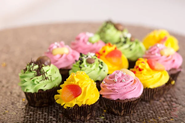 Кекси. жовті, зелені та рожеві торти . — стокове фото