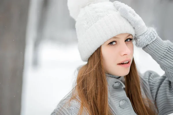 Afbeelding van een jonge vrouw met een hoofdpijn — Stockfoto