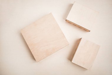 Ham ahşap kutu küçük öğeler üzerinde ahşap arka plan için. Farklı görünümler.