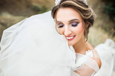 Güzel genç gelin gülümseyen.