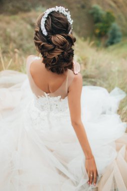 Gelin bir tepede oturan gelinlik.