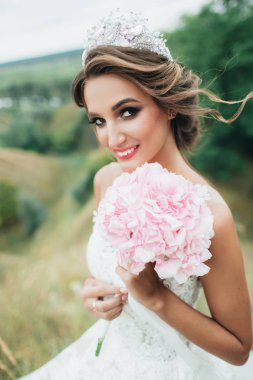 Güzel genç gelin gülümseyen.