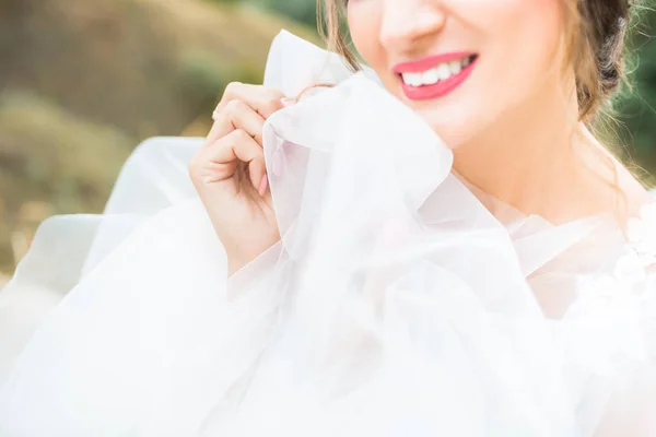 Belle jeune mariée sourit. Belle fille sourire blanc neige . — Photo