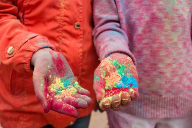 Holi renkli Festivali Hint boya ile gençlerin eller