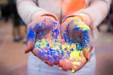 Holi renkli Festivali Hint boya ile gençlerin eller