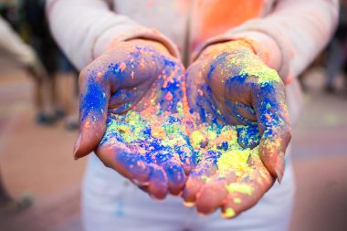 Holi renkli Festivali Hint boya ile gençlerin eller