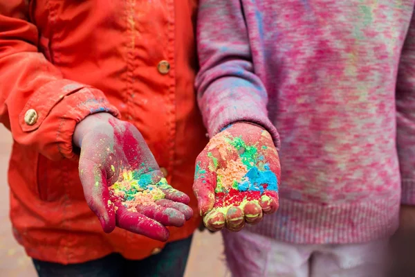 Mãos de jovens com corantes indianos no festival de cores Holi — Fotografia de Stock