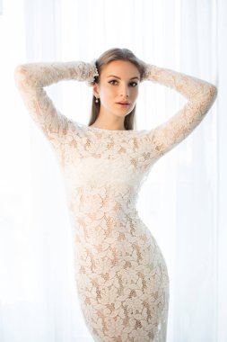 Şehir manzaralı bir teras üzerinde beyaz elbiseli mutlu kız.