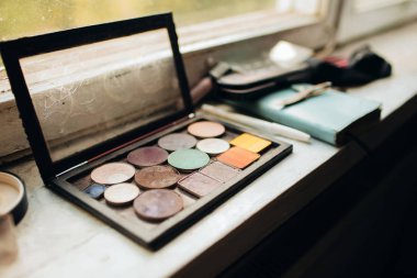 Takı tablo ile kız meseleleri üzerine, küçük karmaşa kozmetik fırçalar, iç kavramı içinde çok