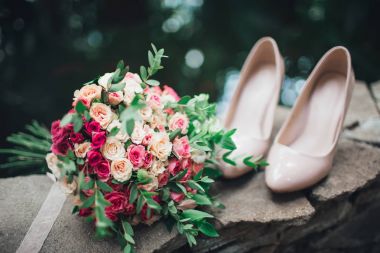 Düğün aksesuarları: Ayakkabı ve gelin buketi. Küçük gül güzel düğün buketi.