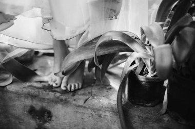 Suya yakın bir adım üzerinde duran çıplak ayak ile gelini yalınayak.