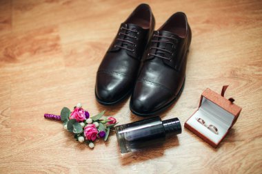 Erkek Ayakkabı yaka çiçeği ve bir ahşap zemin zemin üzerine parfüm. Düğün detayları.