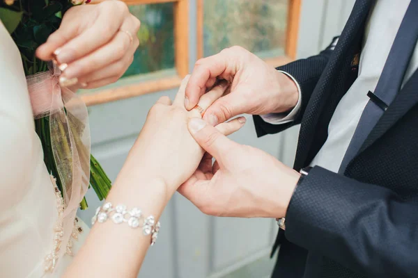 Φορώντας γαμήλια τελετή δαχτυλίδι παράδοση — Φωτογραφία Αρχείου