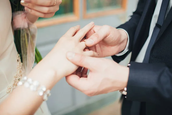 Φορώντας γαμήλια τελετή δαχτυλίδι παράδοση — Φωτογραφία Αρχείου