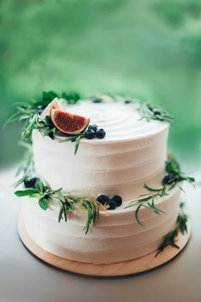イチジクと緑ローズマリーで飾られた素朴なウエディング ケーキ. — ストック写真