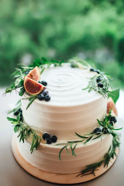 Сельский свадебный торт, украшенный инжиром и розмарином . — стоковое фото