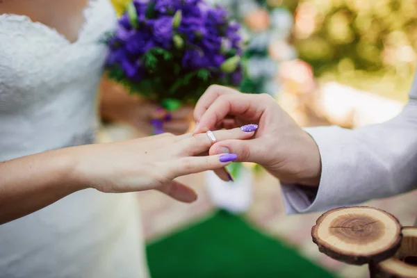 Φοράει δαχτυλίδι γάμου τελετή παράδοσης. Τη νύφη και το γαμπρό ανταλλαγή δαχτυλίδια. — Φωτογραφία Αρχείου