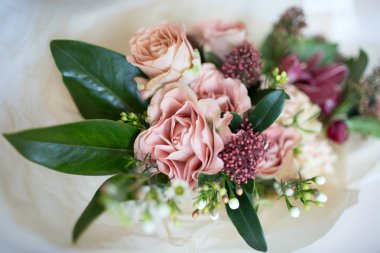 Cam vazo içinde karışık çiçekli buket yakın çekim güzel lüks. Buket gül, karanfil ve orkide.