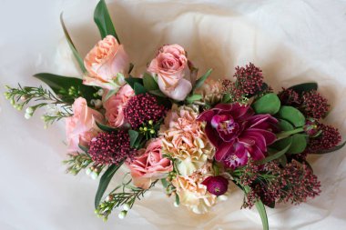 Cam vazo içinde karışık çiçekli buket yakın çekim güzel lüks. Buket gül, karanfil ve orkide.