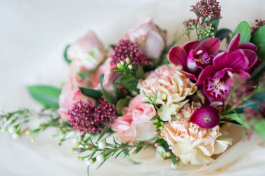Cam vazo içinde karışık çiçekli buket yakın çekim güzel lüks. Buket gül, karanfil ve orkide.