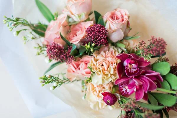 Close-up belo buquê de luxo de flores misturadas em vasos de vidro. Buquê de rosas, cravos e orquídeas . — Fotografia de Stock