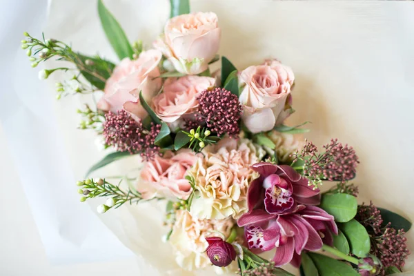 Close-up beautiful luxury bouquet of mixed flowers in glass vases. Bouquet of roses, carnations and orchids. — Stock Photo, Image