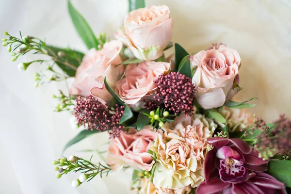 Szczegół piękny luksusowy bukiet mieszany kwiaty w wazon. Bukiet, róże, goździki i orchidee. — Zdjęcie stockowe