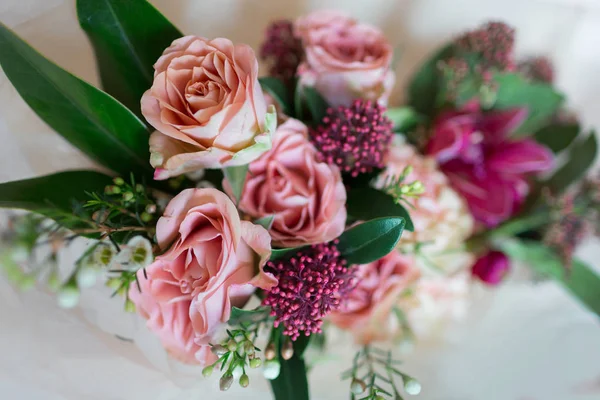 Close-up belo buquê de luxo de flores misturadas em vasos de vidro. Buquê de rosas, cravos e orquídeas . — Fotografia de Stock