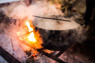 Sıcak gluhwein veya bir kazan, adil, yerel tedavi, sıcak ve baharatlı şarap mulled. Bir sıcak sağlıklı geleneksel narenciye içki Fuarı. Vitaminler Kış Festivali.