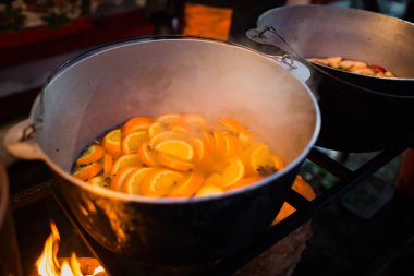 Sıcak gluhwein veya bir kazan, adil, yerel tedavi, sıcak ve baharatlı şarap mulled. Bir sıcak sağlıklı geleneksel narenciye içki Fuarı. Vitaminler Kış Festivali.