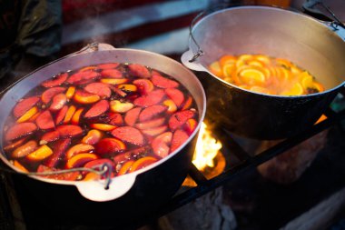 Sıcak gluhwein veya bir kazan, adil, yerel tedavi, sıcak ve baharatlı şarap mulled. Bir sıcak sağlıklı geleneksel narenciye içki Fuarı. Vitaminler Kış Festivali.