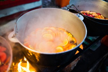 Sıcak gluhwein veya bir kazan, adil, yerel tedavi, sıcak ve baharatlı şarap mulled. Bir sıcak sağlıklı geleneksel narenciye içki Fuarı. Vitaminler Kış Festivali.