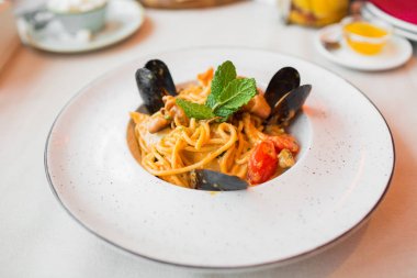 Midye deniz mahsulleri spagetti. Soba noodle ile karides ve sebze. Asya gıda. Deniz ürünleri domates soslu makarna.