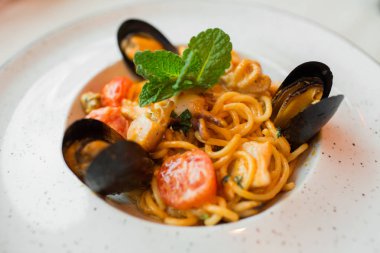 Midye deniz mahsulleri spagetti. Soba noodle ile karides ve sebze. Asya gıda. Deniz ürünleri domates soslu makarna.