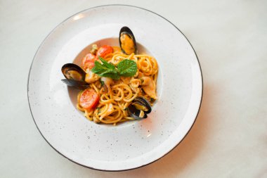 Midye deniz mahsulleri spagetti. Soba noodle ile karides ve sebze. Asya gıda. Deniz ürünleri domates soslu makarna.