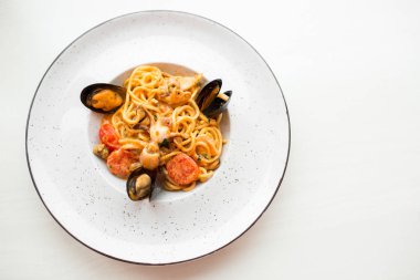 Midye deniz mahsulleri spagetti. Soba noodle ile karides ve sebze. Asya gıda. Deniz ürünleri domates soslu makarna.