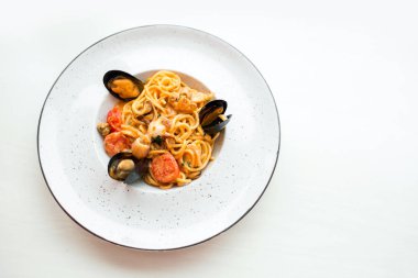Midye deniz mahsulleri spagetti. Soba noodle ile karides ve sebze. Asya gıda. Deniz ürünleri domates soslu makarna.