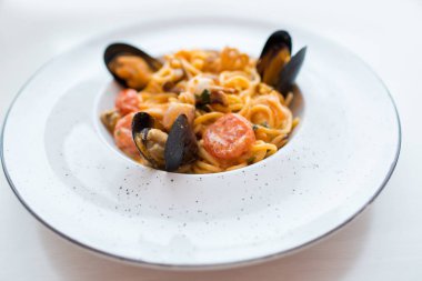 Midye deniz mahsulleri spagetti. Soba noodle ile karides ve sebze. Asya gıda. Deniz ürünleri domates soslu makarna.