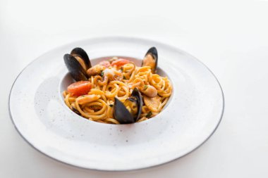 Midye deniz mahsulleri spagetti. Soba noodle ile karides ve sebze. Asya gıda. Deniz ürünleri domates soslu makarna.