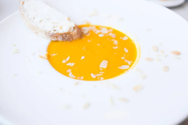Soupe à la crème d'oignon avec toast. Soupe à la crème de légumes avec citrouille dans un bol blanc et une tranche de pain au fromage. Une nourriture saine. Alimentation saine repas . — Photo