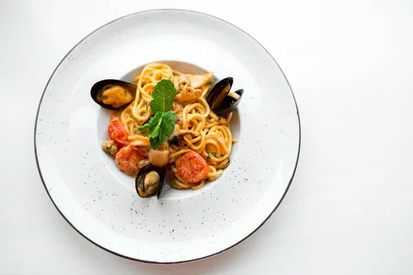 Spaghetti with mussels seafood. Soba noodles with shrimps and vegetables. Asian food. Pasta with seafood in tomato sauce. — Stock Photo, Image